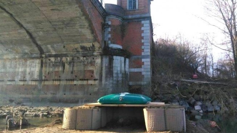 Le operazioni per il brillamento della bomba a Po